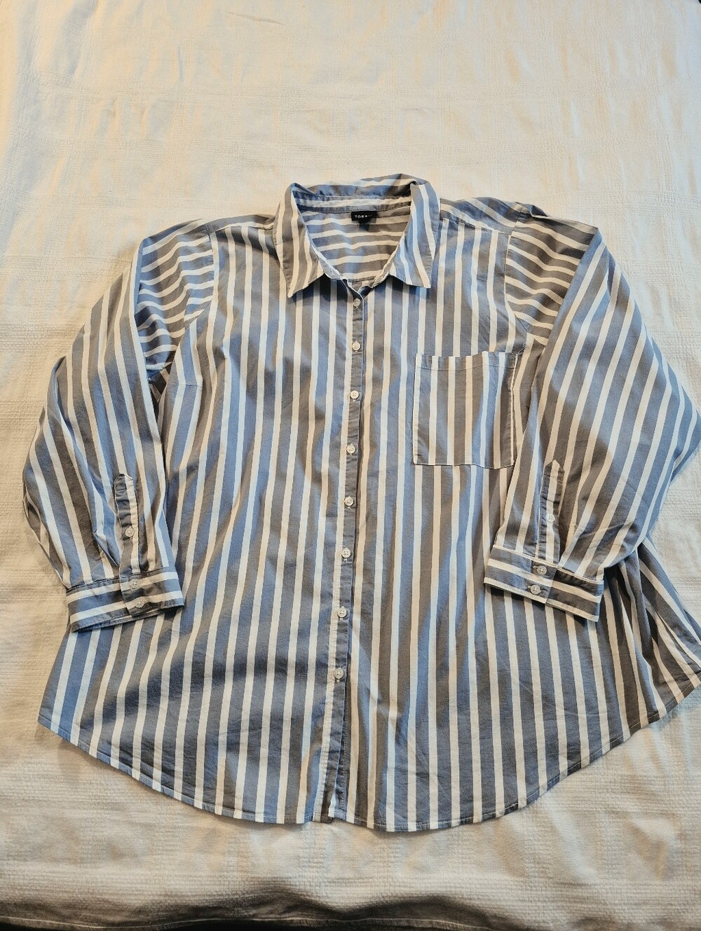 Torrid wonen's size 6 6X blue & white vertical blouse relaxed fit EUC